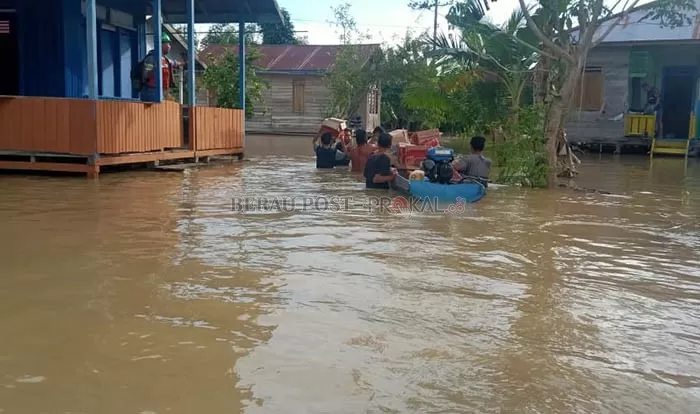 MASIH TERENDAM: Hujan yang terus mengguyur kawasan hulu membuat volume air sungai terus naik. Dampaknya beberapa kampung masih terendam banjir.