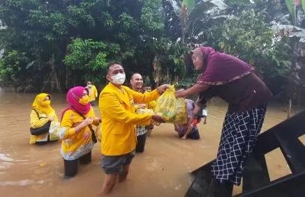 PINTU KE PINTU: Ketua DPD Partai Golkar Berau Andi Amir Hamsyah bersama sejumlah kader lainnya memberikan paket sembako kepada korban banjir di Kampung Tumbit Melayu dan Tumbit Dayak.