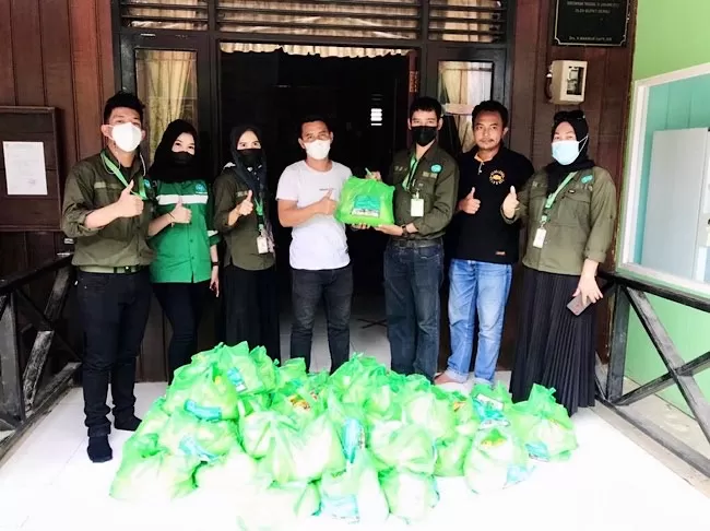 SALURKAN BANTUAN: PT Resty Nur turut berpartisipasi memberikan bantuan kepada warga terdampak banjir.