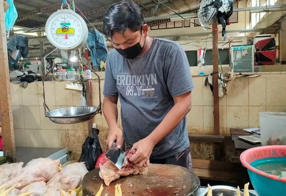 KEMBALI NORMAL: Harga ayam potong di Pasar Sanggam Adji Dilayas telah kembali normal, setelah sempat naik selama Bulan Ramadan.