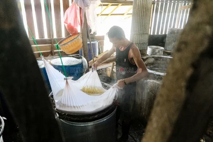 MEROKET: Proses pembuatan tempe dan tahu yang ada di wilayah Karang Mulyo, Tanjung Redeb.