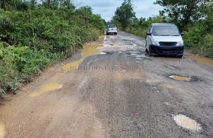 ANTARKECAMATAN: Kondisi kerusakan jalan poros Kampung Labanan Makarti-Pandan Sari semakin parah.