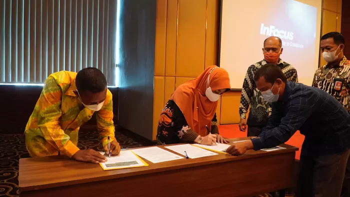 BERITA ACARA: Bupati Berau, Sri Juniarsih Mas, bersama Bupati Bulungan, Syarwani, menandatangani berita acara kesepakatan batas wilayah, saat Rakor Pembahasan dan Klarifikasi Pusat dan Daerah Wilayah II, di Jakarta, Selasa (25/5).