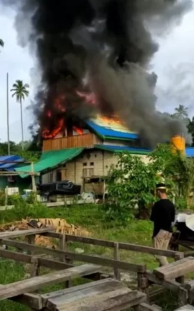BERKOBAR: Api berkobar dan menghanguskan satu rumah warga di Labuan Kelambu.