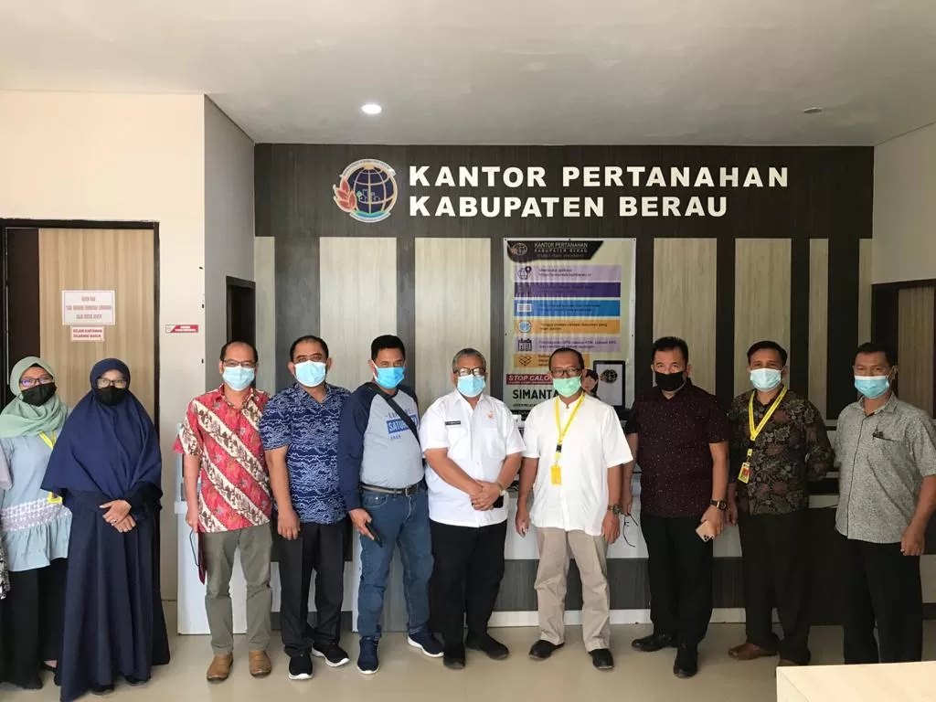 FOTO BERSAMA: Kepala Kantor Pertanahan Kabupaten Berau, Timbul TH. Simanjuntak, bersama jajarannya usai peluncuran Simantab, kemarin (4/6).