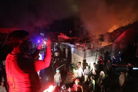 BERKOBAR: Tim pemadam kebakaran dari BPBD Berau berupaya memadamkan kobaran api yang menghanguskan satu unit rumah di kawasan Komplek Asri Mandiri, Tanjung Redeb, malam tadi.