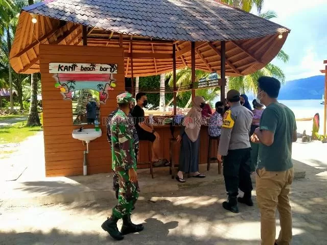 TERPANTAU RAMAI: Sejumlah wisatawan terpantau memadati objek wisata Pulau Kaniungan yang berada di Kecamatan Bidukbiduk akhir pekan kemarin.