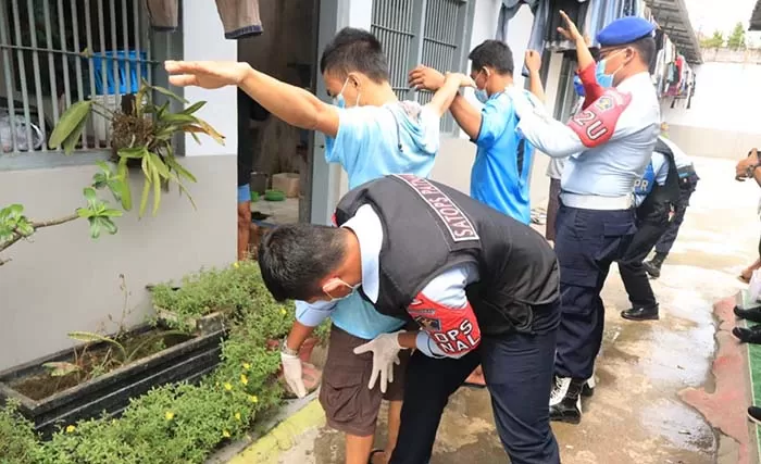 DIGELEDAH: Petugas Rutan Tanjung Redeb saat melakukan penggeledahan terhadap warga binaan pada Senin (14/6) lalu.
