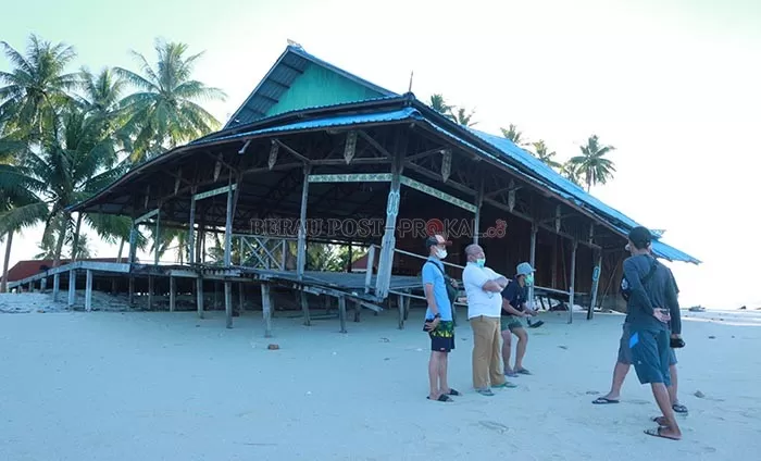 Wakil Bupati Berau, Gamalis, meninjau kondisi pantai BMI, di Pulau Derawan, yang terkena abrasi, Selasa (15/6).