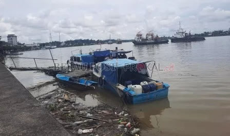 TAMBAT: Speedboat yang parkir di sekitaran Tepian Teratai atau di Jalan Pulau Derawan.