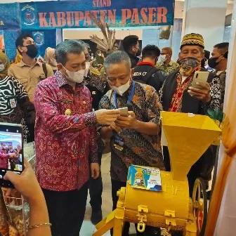 RAIH JUARA: Ketua RT 7 Kelurahan Rinding Mulyadi, memaparkan terkait alat yang dibuatnya kepada Wakil Gubernur Kaltim, Hadi Mulyadi.