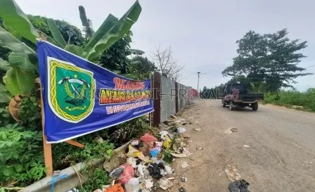 BERSERAKAN LAGI: Meski sudah dipasang pemberitahuan yang cukup besar, namun sejumlah masyarakat masih bandel dengan membuang sampah di kawasan Jalan Bukit Ilanun.