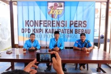 MEWAKILI PEMUDA BERAU: DPD KNPI Berau menggelar konferensi pers terkait rencana PAW (penggantian antarwaktu) Ketua DPRD Kaltim, Makmur HAPK, kemarin (21/6).