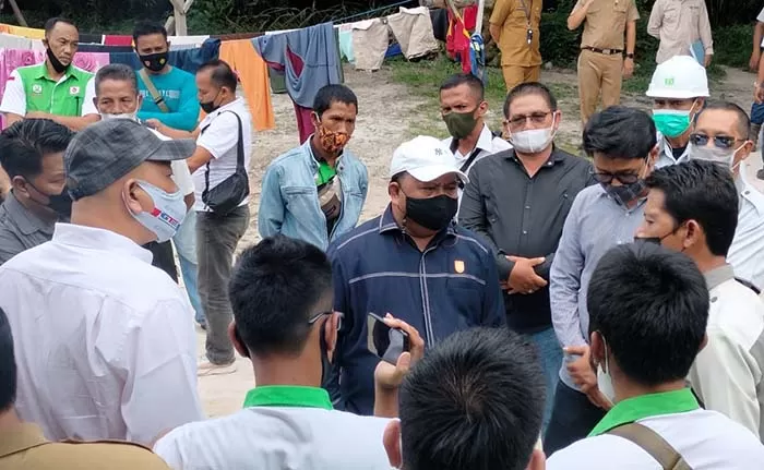 SIDAK PERUSAHAAN: Ketua dan sejumlah anggota DPRD Berau melakukan sidak di lokasi di PT Sentosa Kalimantan Jaya, Senin (21/6).