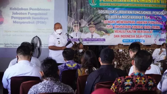 TUAN RUMAH: Wakil Bupati Berau, Gamalis, membuka secara resmi sosialisasi jabatan fungsional penggerak swadaya masyarakat se-Kalimantan Timur, di Pulau Derawan, kemarin (23/6).