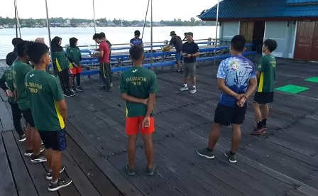TES FISIK: Tim KONI Kaltim saat melakukan tes fisik terhadap sejumlah atlet layar Berau di Tanjung Batu, Kemarin (24/6).