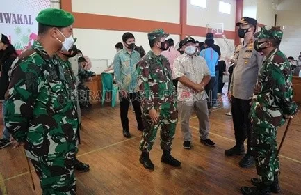 VAKSIN MASSAL: Wakil Bupati Berau, Gamalis, bersama Danrem 091/ASN, Brigjen TNI Cahyo Suryo Putro, meninjau pelaksanaan vaksinasi massal yang dilaksanakan Kodim 0902/Trd, kemarin (25/6).