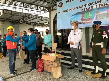 PADAT KARYA: Kepala KUPP Kelas II Tanjung Redeb, Hotman Siagian, menyerahkan alat pelindung diri (APD) kepada masyarakat yang diberdayakan dalam program padat karya, kemarin (25/6).
