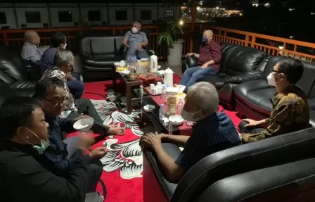 SILATURAHMI: Gubernur Kaltim Isran Noor, berbincang santai dengan Agus Tantomo dan beberapa tokoh masyarakat, usai menikmati makan malam di kediaman Farijanto, Sabtu (26/8).