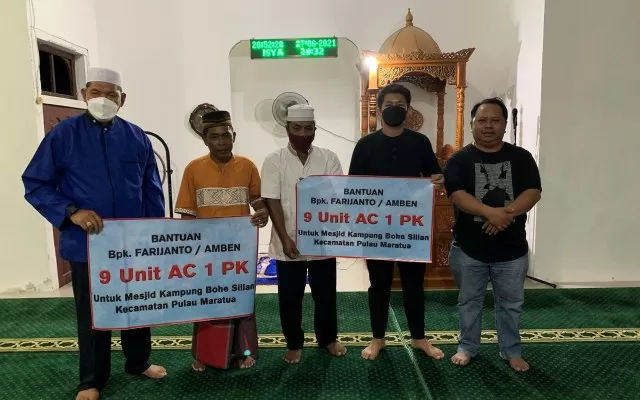 BANTU MASJID: Liliansyah dan Madri Pani selaku perwakilan Farijanto, menyerahkan bantuan sembilan unit AC untuk masjid di Kampung Bohe Silian.