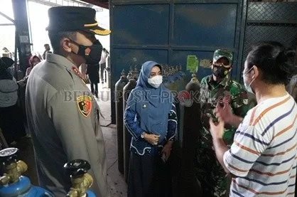 STOK OKSIGEN AMAN: Bupati Berau, Sri Juniarsih mengecek stok oksigen di RSUD dr Abdul Rivai dan pangkalan pengisian oksigen di Jalan Sultan Agung, Tanjung Redeb, kemarin (9/7).