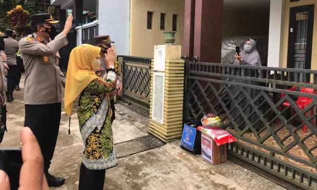 BANTUAN: Polres Berau bersama TNI dan pemerintah daerah membagikan paket sembako kepada warga terdampak PPKM Darurat.