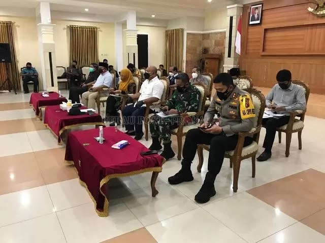 EVALUASI PPKM: Bupati Berau, Sri Juniarsih bersama Forkopimda saat melakukan rapat evaluasi PPKM di Balai Mufakat, kemarin (17/7).