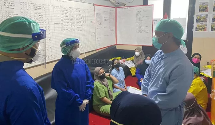 CEK KESIAPAN: Bupati Berau meninjau RSUD dr Abdul Rivai dan RSD, untuk mengecek kesiapan kamar perawatan pasien Covid-19 kemarin (18/7).