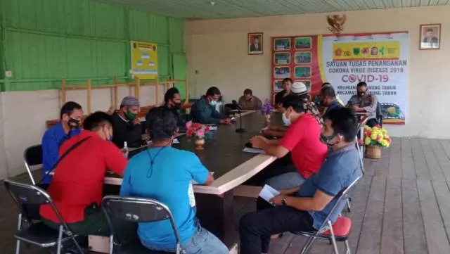 RAKOR: Rapat Koordinasi tim Satgas Kelurahan Gunung Tabur terkait perpanjangan PPKM dan penanganan Covid-19.