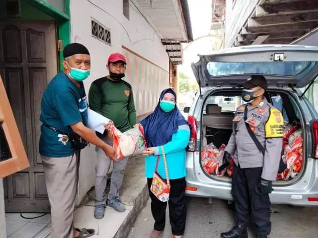 SALURKAN BERAS: Petugas Satgas Kelurahan Tanjung Redeb menyalurkan bantuan beras dari pemerintah sejak beberapa hari terakhir.