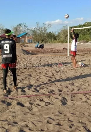SEBELUM PPKM: Atlet-atlet voli saat berlatih di lapangan pasir beberapa waktu lalu.