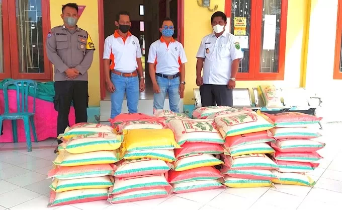 PEDULI WAGA TERDAMPAK PANDEMI: KLK Group kembali menyalurkan bantuan berupa beras dan paket Sembako kepada masyarakat terdampak pandemi Covid-19 di kampung lingkar perusahaan.
