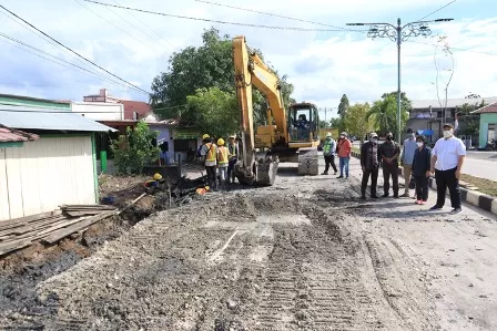 TINJAU PEMBANGUNAN: Rombongan Komisi III DPRD Berau saat meninjau kegiatan pembangunan di Jalan H Isa III dan Murjani II kemarin.