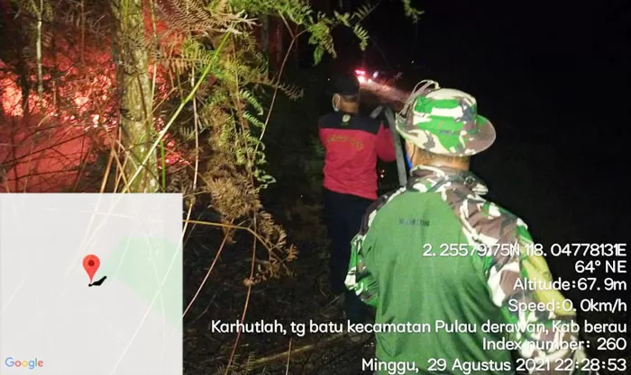 BERJIBAKU: Tim BPBD Berau, bersama TNI-Polri, berusaha memadamkan kebakaran lahan di Km 6 Kampung Tanjung Batu, Kecamatan Pulau Derawan.