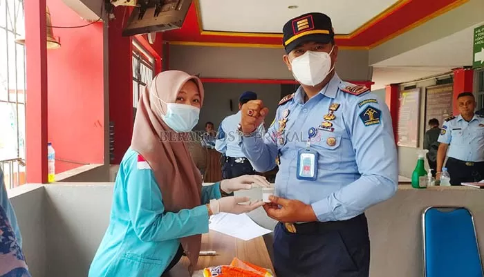 DADAKAN: Kepala Rutan Tanjung Redeb Puang Dirham turut dites urine sebagai langkah pencegahan penyalahgunaan narkoba di lingkungan pemasyarakatan.