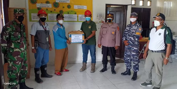 SIMBOLIS: Manajemen PT Sentosa Kalimantan Jaya (SKJ) menyerahkan bantuan kepada Tim Satgas Covid-19 Kecamatan Pulau Derawan, sebagai bentuk dukungan dalam penanganan Covid-19