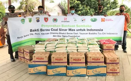 BAKTI BERAU COAL: Perwakilan PT Berau Coal foto bersama dengan aparat kampung usai menyerahkan bantuan di Kampung Inaran, Kecamatan Sambaliung, kemarin (1/9).