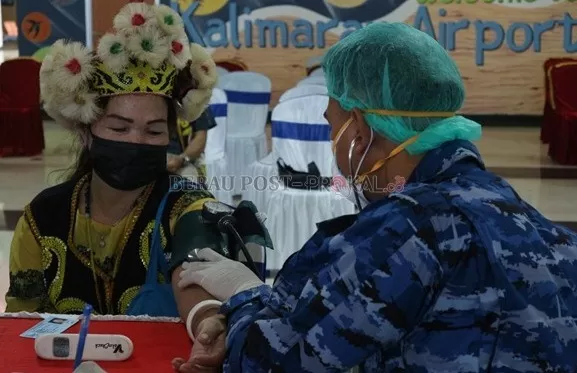 JEMPUT BOLA: Warga kampung Siduung Indah, Kecamatan Segah saat dijemput oleh tim TNI AU untuk melakukan vaksinasi di Bandara Udara Kalimarau, kemarin.