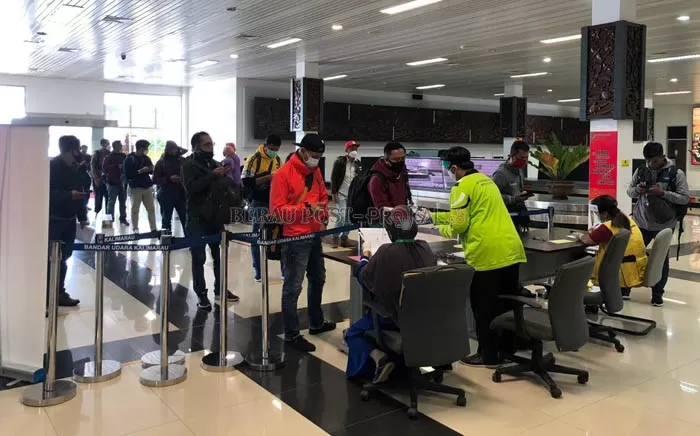 MULAI RAMAI: Aktivitas di Bandara Kalimarau mulai ramai lagi.