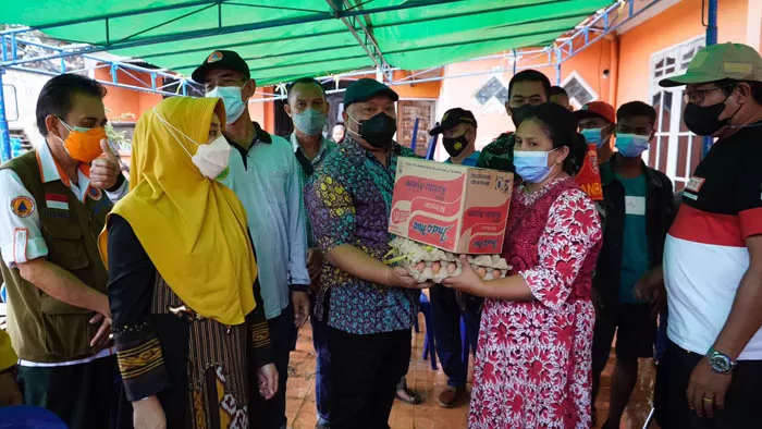 SERAHKAN BANTUAN: Bupati Sri Juniarsih Mas bersama Wakil Bupati Gamalis, menyerahkan bantuan kepada korban kebakaran di Kecamatan Sambaliung.