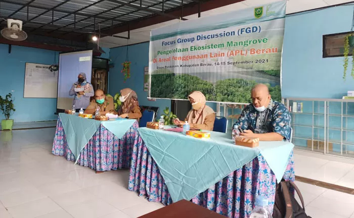 MENJANJIKAN: Dinas Perikanan Berau bersama perwakilan dari beberapa instansi saat mengikuti Forum Grup Diskusi tentang pengelolaan ekosistem mangrove di APL.