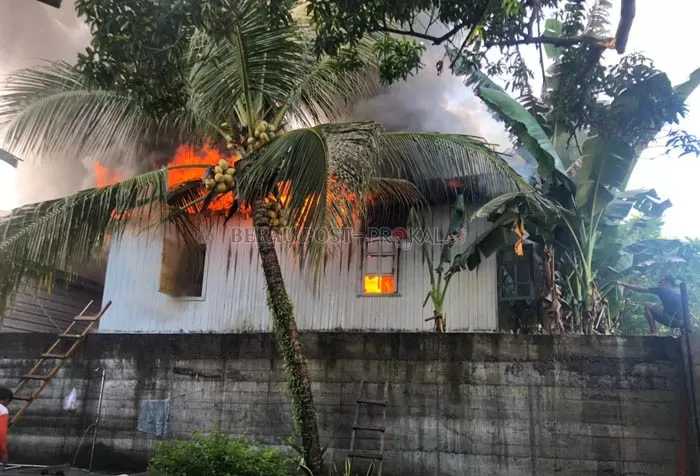 LUDES TERBAKAR: Kobaran api telah melahap satu rumah di Jalan Raja Alam, Kecamatan Talisayan, kemarin (19/9).