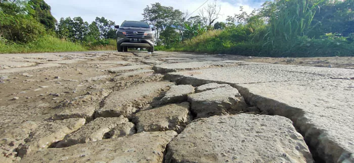 BAKAL DIBENAHI: Tahun ini DPUPR akan memuluskan sejumlah titik jalan menuju Kampung Merasa yang rusak.