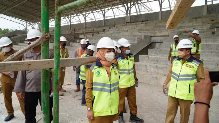 TINJAU PEMBANGUNAN: Bupati Sri Juniarsih Mas, meninjau proses pembangunan Stadion Olympic Mini yang nantinya akan menjadi venue pelaksanaan Porprov Kaltim.