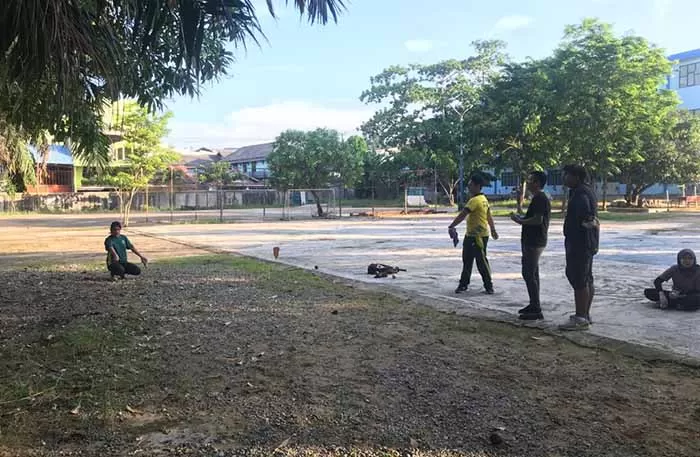 FOKUS: Sejumlah atlet Pentaque, fokus berlatih di Lapangan Unmul Samarinda, untuk menghadapi Pra-Porprov 2021.