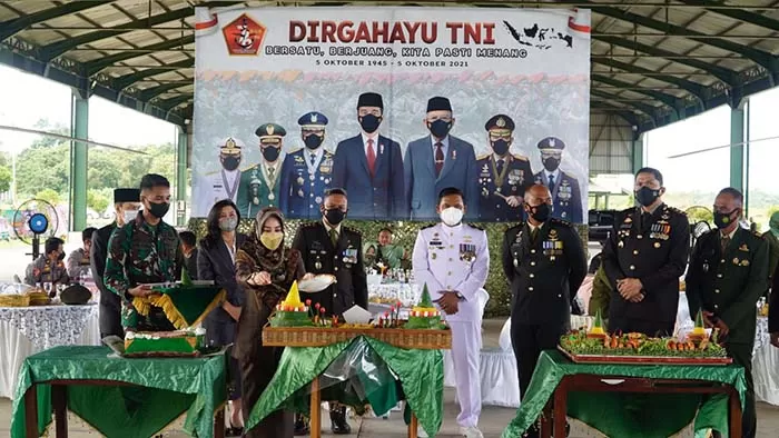 PEMOTONGAN TUMPENG:  Bupati Sri Juniarsih, melakukan pemotongan tumpeng, sebagai bentuk rasa syukur atas HUT TNI.
