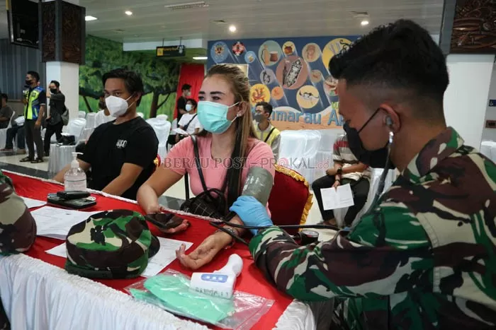 SERBUAN VAKSIN: Pelaksanaan vaksinasi di Bandara Kalimarau kembali dilaksanakan mulai kemarin hingga Sabtu (9/10) nanti.