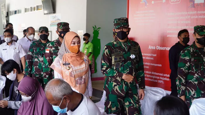 DOSIS KEDUA: Bupati Sri Juniarsih mendampingi Kepala Staf (Kas) Koopsau II Marsma TNI Danet Hendriyanto, meninjau vaksinasi dosis kedua yang dilaksanakan di Bandara Kalimarau.