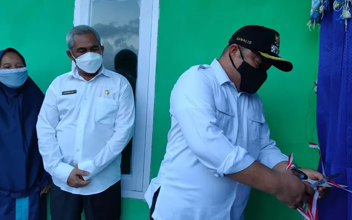 LAYAK HUNI: Wakil Bupati Berau, Gamalis saat meninjau dan meresmikan RLH di Kampung Teluk Sumbang, Rabu (6/10).