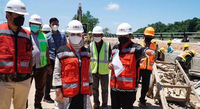 TAMAN REKREASI: Bupati Berau Sri Juniarsih mas bersama Kepala DPUPR Berau Taupan Madjid meninjau pembangunan turap di Kelurahan Sambaliung, Kamis (7/10).